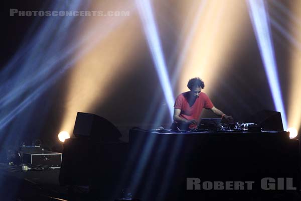 FOUR TET - 2014-06-05 - PARIS - Espace Charlie Parker - Grande Halle - 